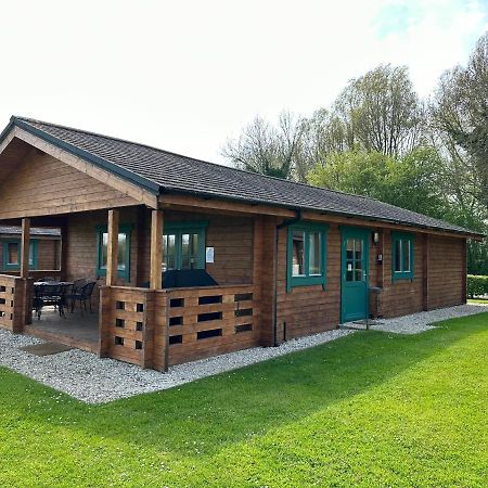 Kingfisher Lodge, Lake Pochard เซาธ์เซอร์นีย์ ภายนอก รูปภาพ